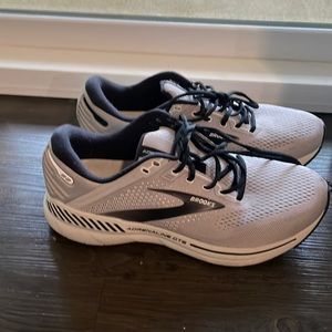 Brooks adrenaline 22 size 9.5 men’s wide 2E